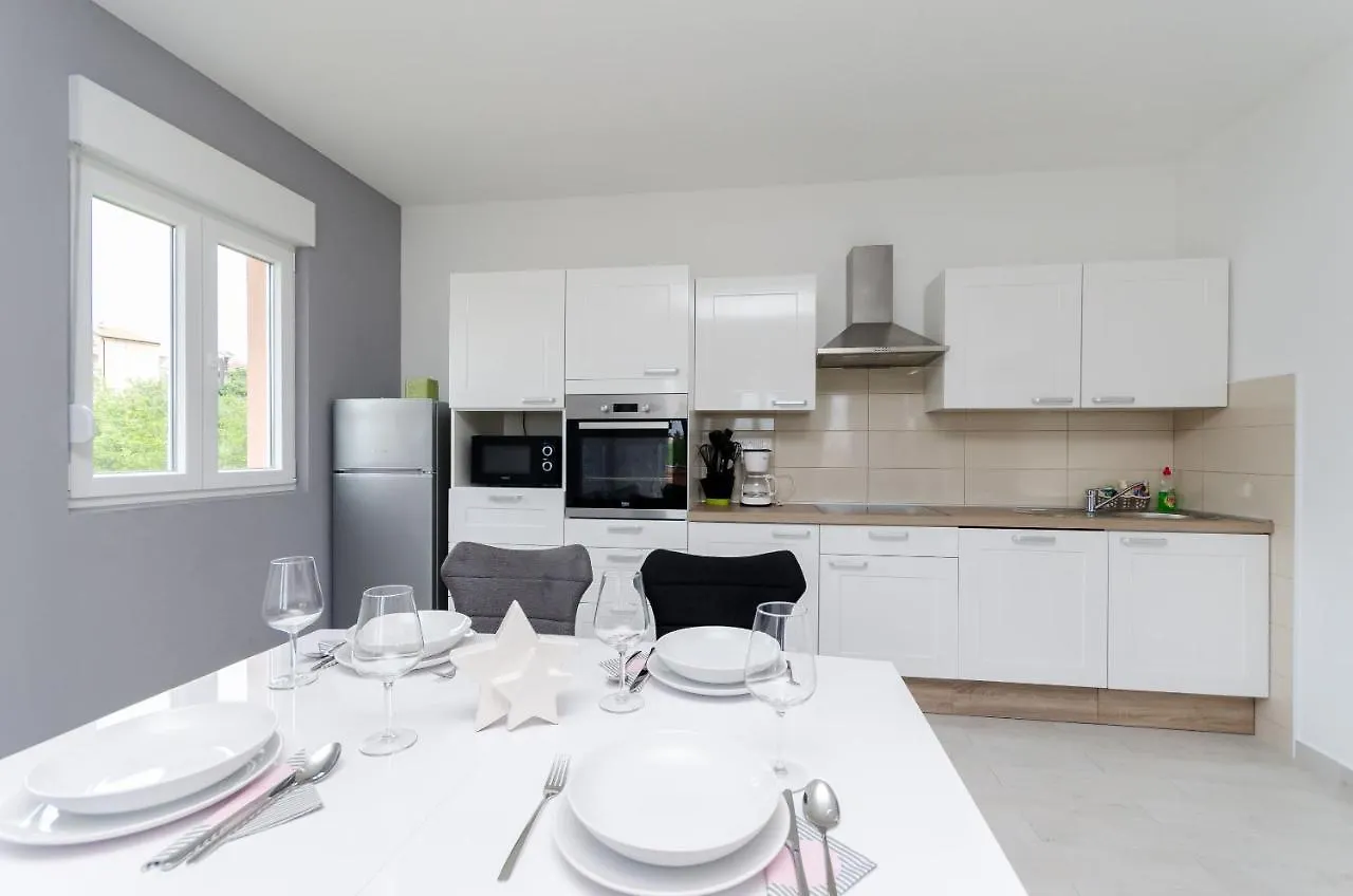 Apartments And Room Ljubica Lopar 0*,