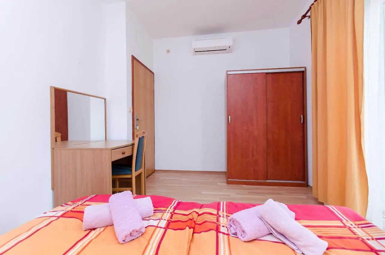 Apartments And Room Ljubica Lopar 0*,
