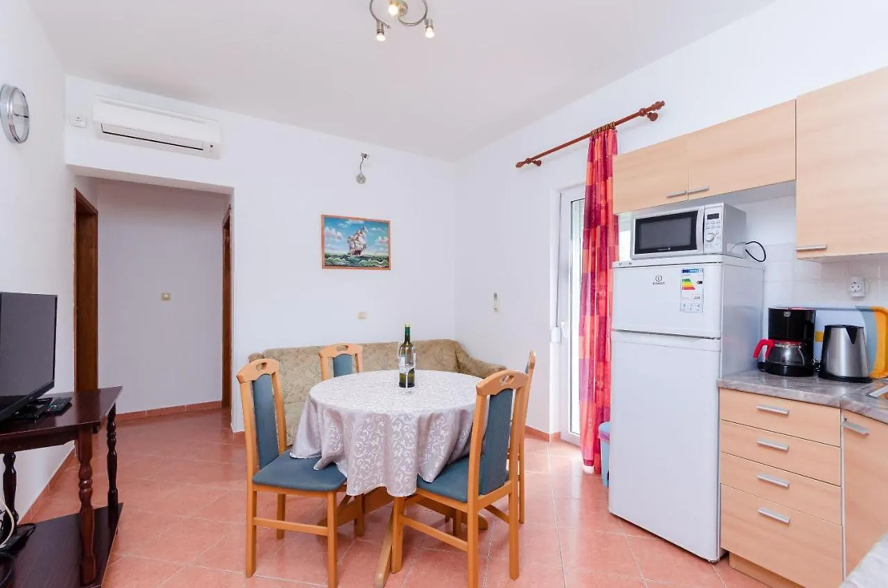 Apartments And Room Ljubica Lopar