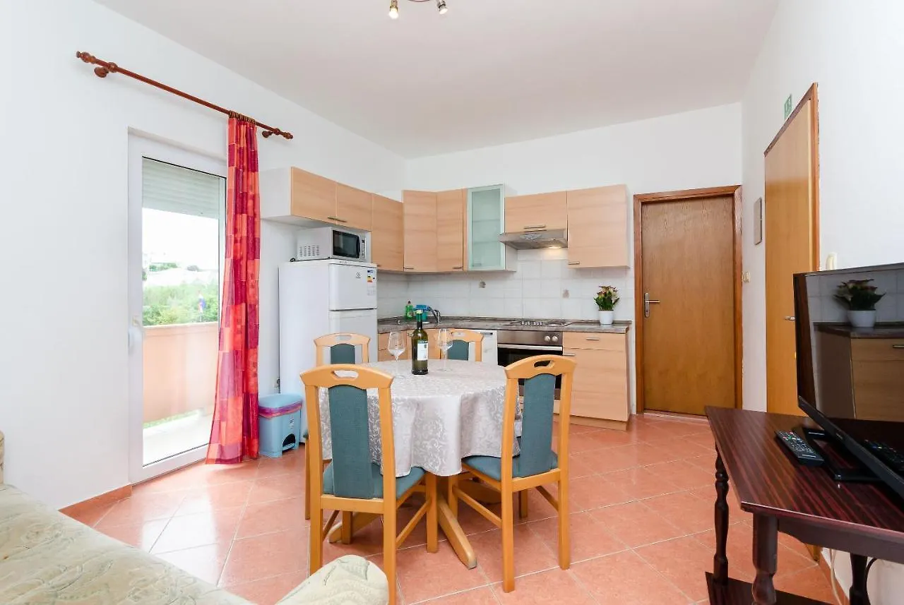 Apartments And Room Ljubica Lopar
