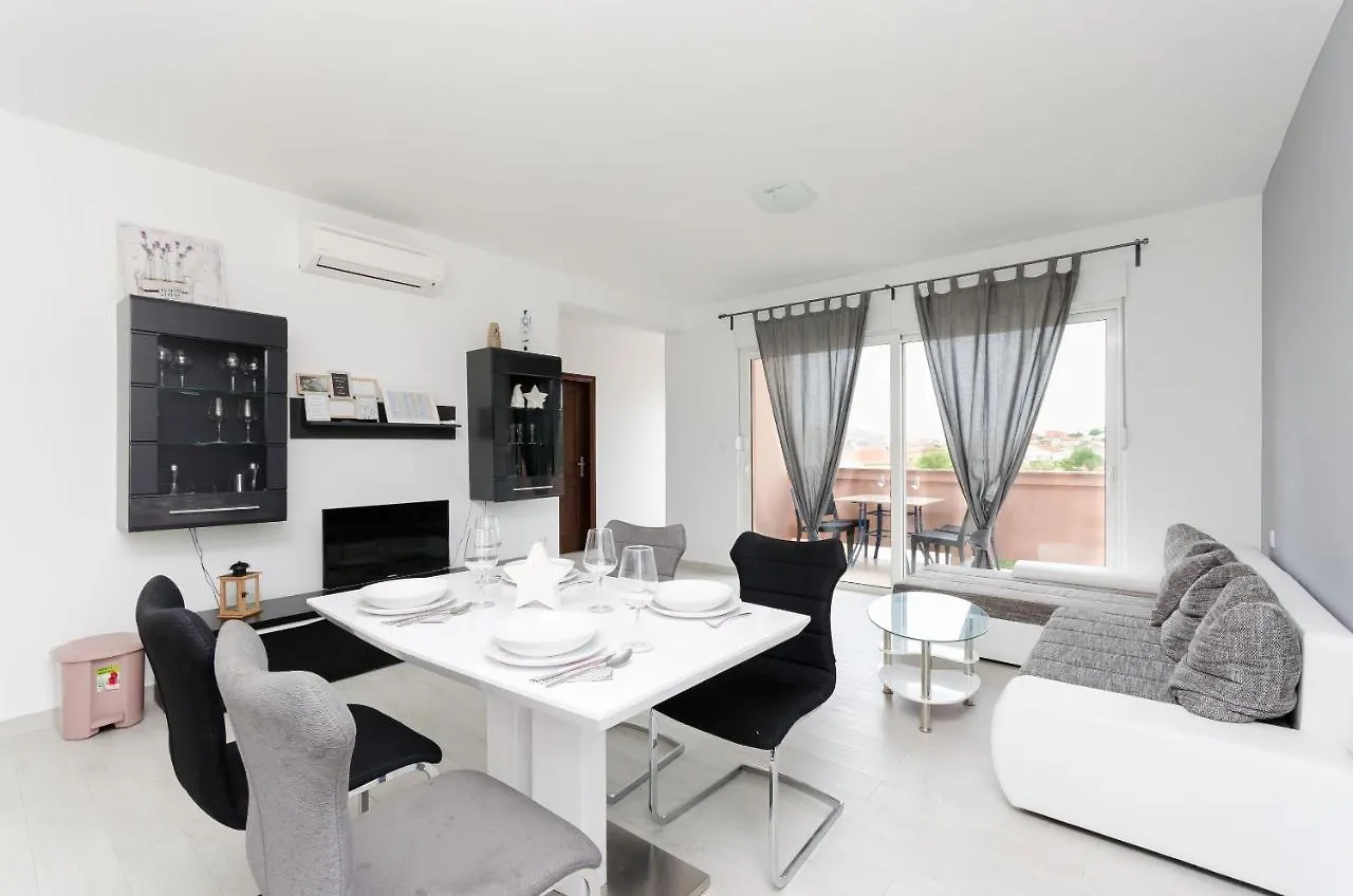 Apartments And Room Ljubica Lopar