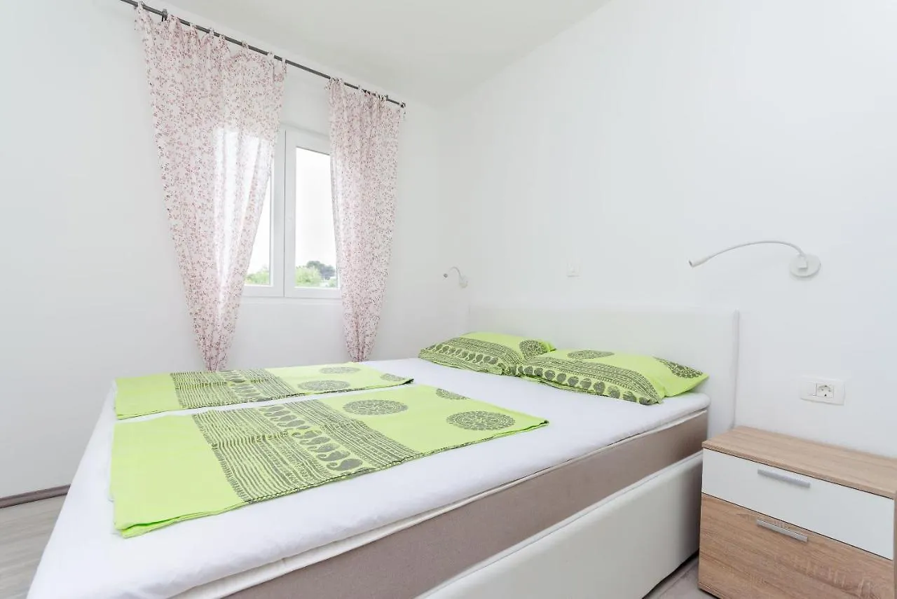 Apartments And Room Ljubica Lopar
