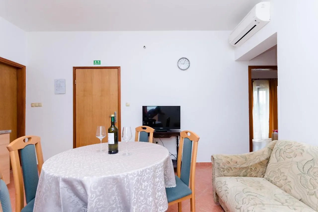 Apartments And Room Ljubica Lopar