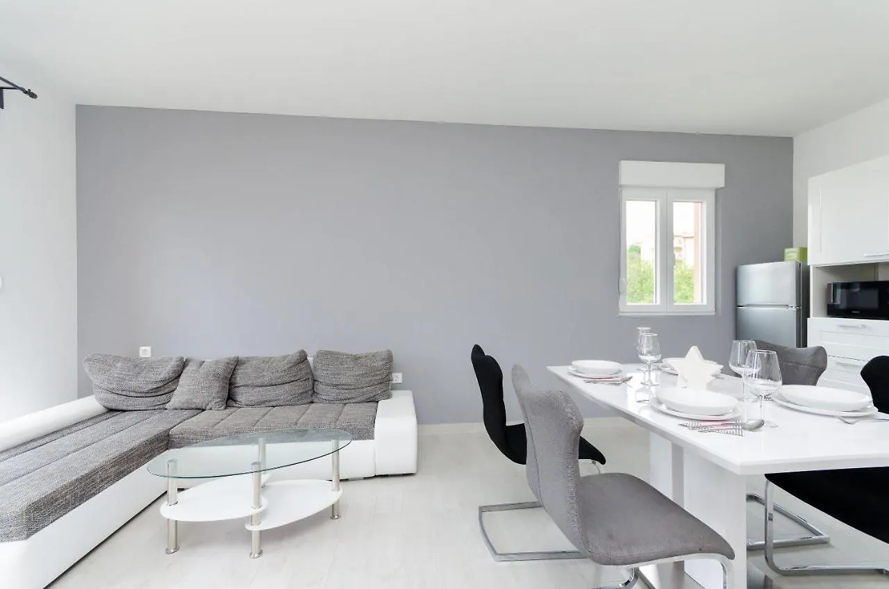 Apartments And Room Ljubica Lopar