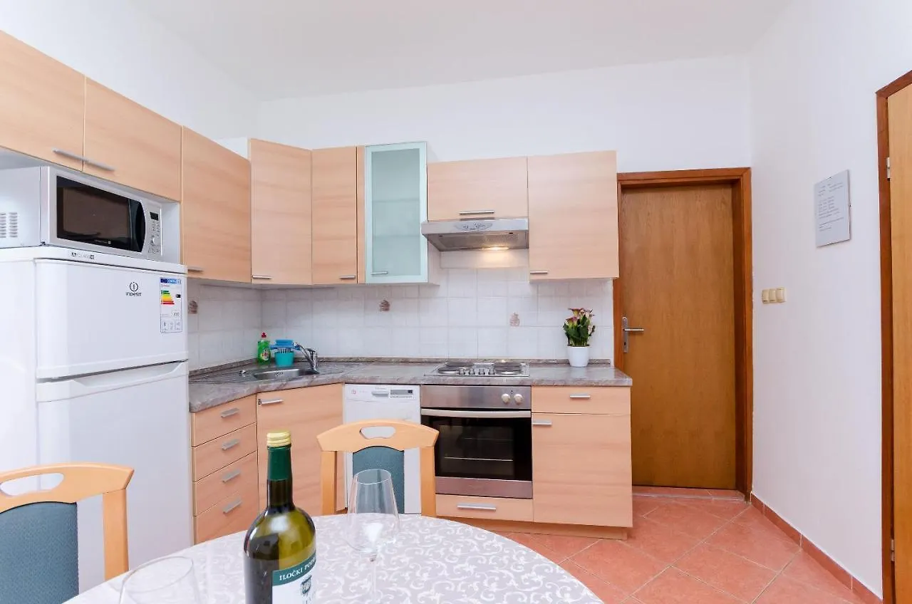 Apartments And Room Ljubica Lopar