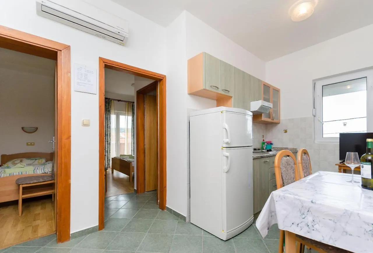 Apartments And Room Ljubica Lopar 0*,