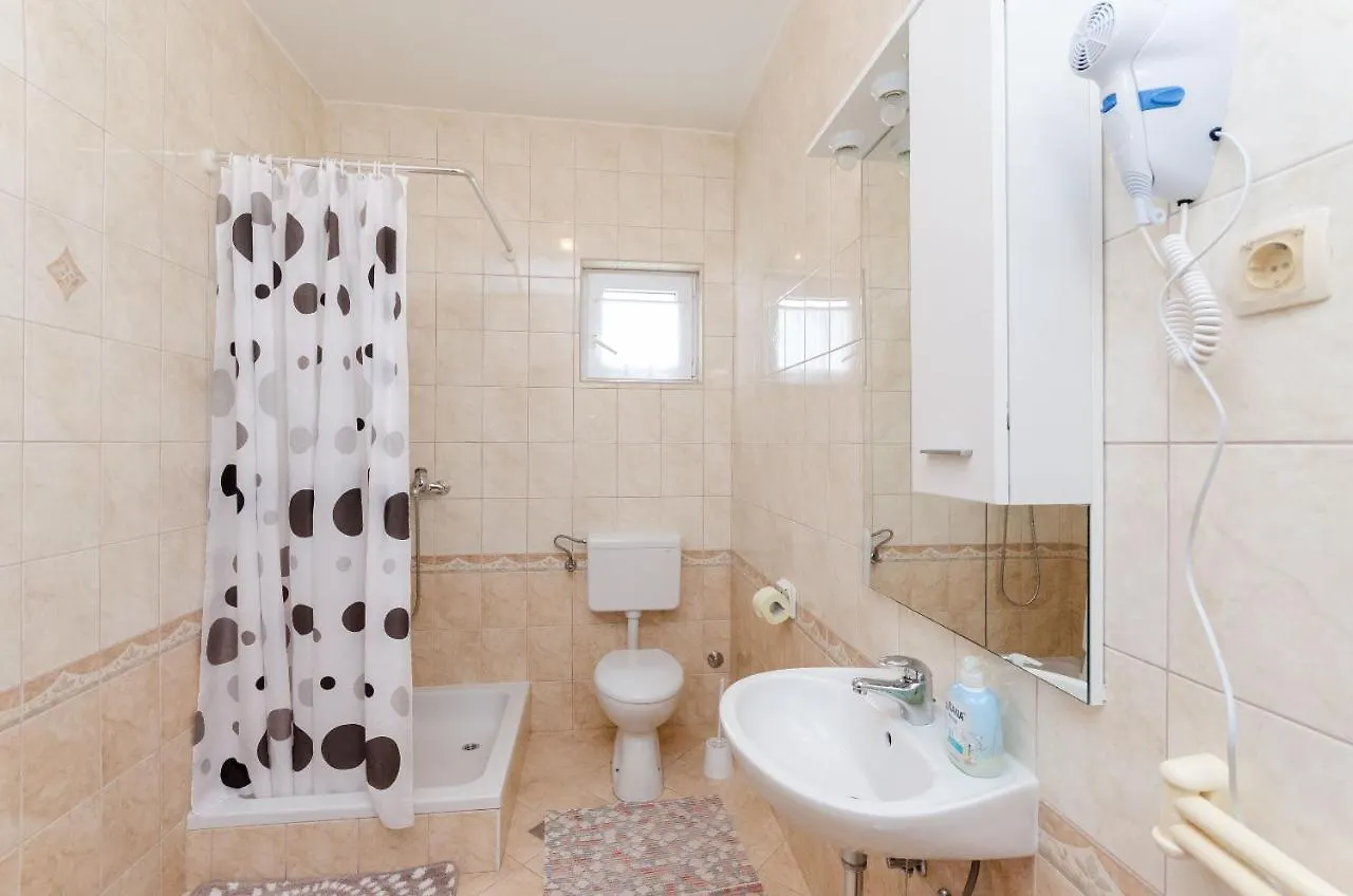 Apartments And Room Ljubica Lopar 0*,