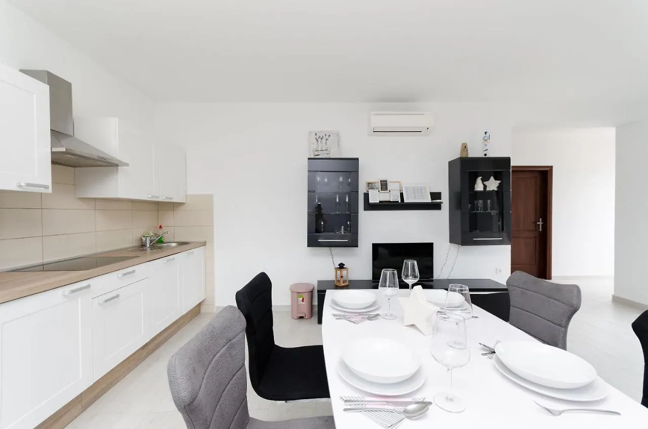 Apartments And Room Ljubica Lopar